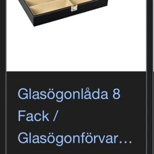 Glasögon låda 8 fack - Stilren svart glasögon låda med lock i glas och vita sömmar.(kommer i orginala paketet)Lådan har flera fack inuti för smidig organisering och ett metallspänne framtill. Perfekt för att hålla koll på accessoarer och glasögon . Utsidan är i skinnimitation och insidan är ljusbeige.