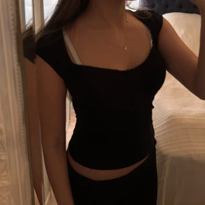 svart topp från Nelly med spets detalj  - snygg topp från Nelly i storlek S💗