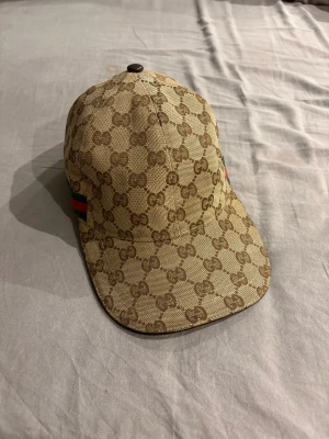 beige gucci keps  - köpt förra året, använd mycket men är fortfarande i mycket bra skick. fler bilder vid behov. pris kan diskuteras.