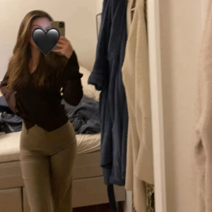 Beiga byxor med hög midja - Beiga byxor med hög midja och raka ben från MONKI