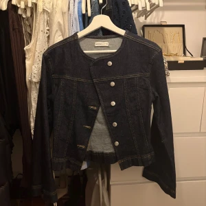 Mörkblå jeansjacka eller jeanstopp - Mörkblå jeansjacka eller jeanstopp från GINA TRICOT