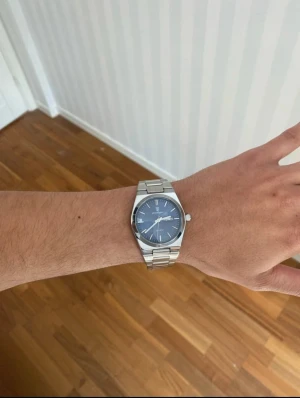 Poedagar Herrklocka quartz rostfritt stål 41mm - Stilren klocka från Poedagar med blå urtavla och silverfärgat armband i rostfritt stål. Klockan har en klassisk rund form, tydliga index och quartz-verk. Levereras med justeringsverktyg och putsduk. Perfekt för dig som gillar snygga accessoarer.