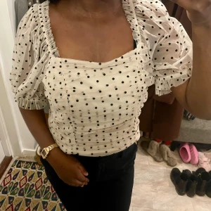 H&M blus - Supersöt blus i ljusbeige mesh med svarta prickar och puffiga korta ärmar. Säljer denna för beställde den i helt fel storlek 😅