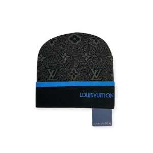 Lv Mössa - Helt ny mössa aldrig använd. Storlek One Size.. Kan frakta eller mötas i Haninge. Skriv gärna vid fler frågor, postar alltid inom 24h. (Alla bilder är tagna av mig)