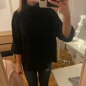 Svart stickad polotröja med trekvartsärm - Mysig svart stickad polotröja med bred krage och trekvartsärmar. Tröjan är ifrån HM och jag har själv sytt upp armarna i storlek M💕