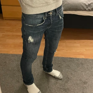 Dondup George - Säljer ett par dondup George i mycket bra skick 9/10 i storleken w29 pris kan diskuteras meddela mig vid frågor eller funderingar.