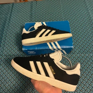 Adidas Gazelle - Snygga o fräscha Adidas Gazelle  Sparsamt använda - toppskick   