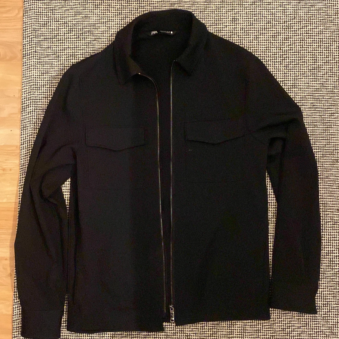 Svart overshirt från Zara med dragkedja