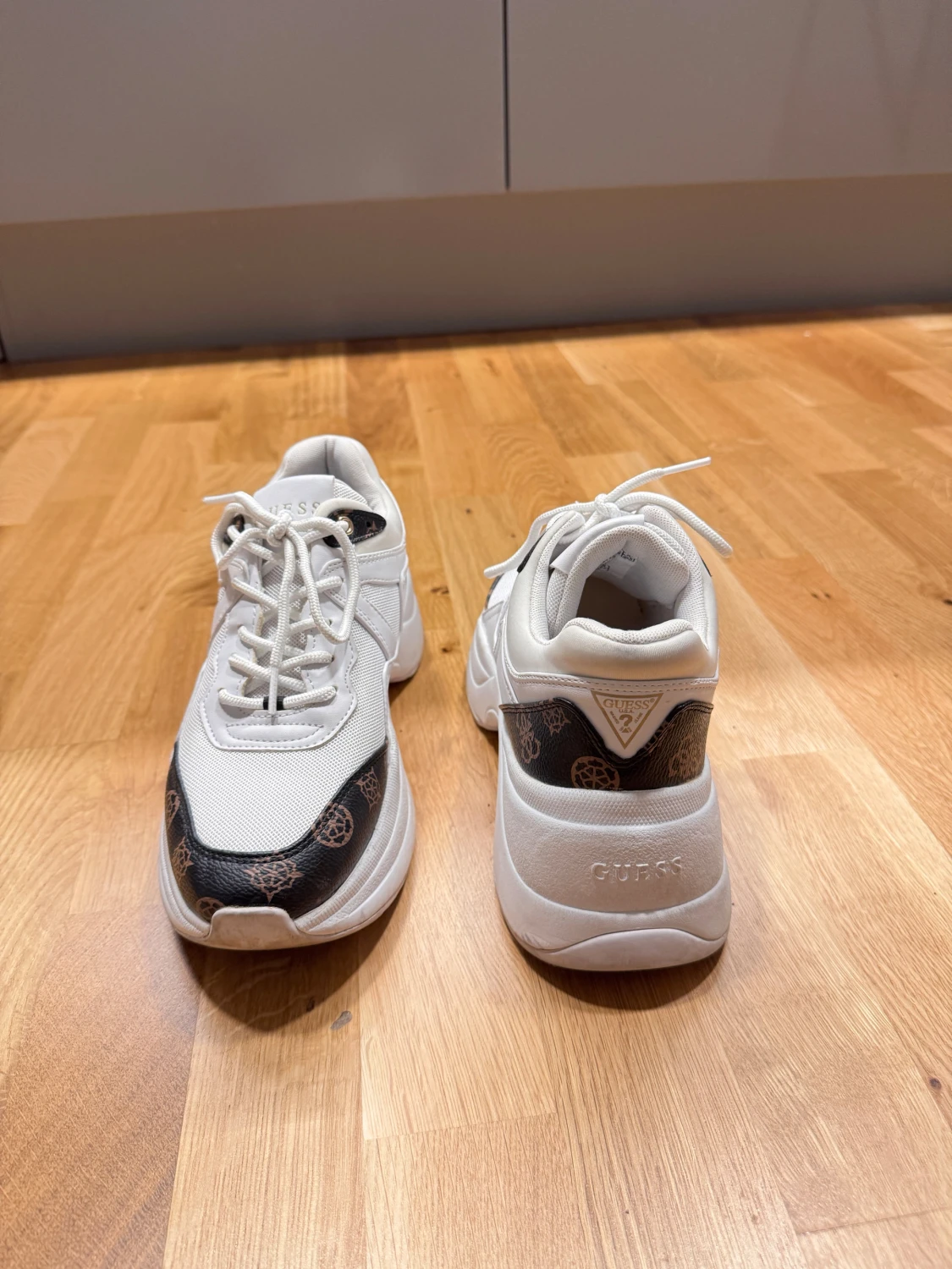 Chunky vita sneakers från Guess - 3