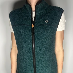 Morris fleece väst - Säljer en riktigt snygg och trendig Morris fleece väst i fint skick, storlek M, vid frågor är det bara att skriva //Gramenti