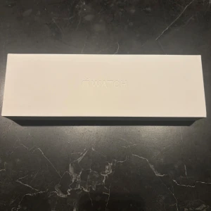 Apple Watch Series 9 45mm Silver - Apple Watch Series 9 med 45mm boett i silverfärgad aluminium och Storm Blue sportband. Legat o skräpat i ett skåp sen jag fick den. Helt ny och oöppnad! Pris kan diskuteras!