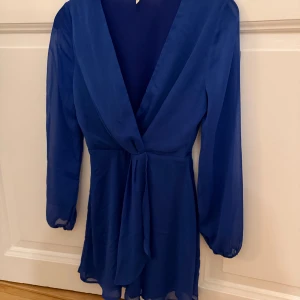 Blå omlottklänning från Nelly - Snygg blå kortklänning från Nelly som passar till nästan alla tillfällen! 💙