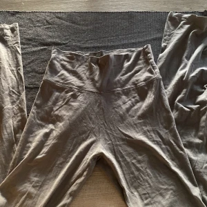 Grå leggings från Nelly, storlek S - Grå leggings från Nelly i mjukt och stretchigt material. Modellen har en bred, hög midja som kan vikas ner för en annan look. Perfekta för chill eller träning, och sitter riktigt skönt på kroppen.