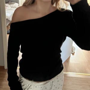 Svart offshoulder stickad tröja Even&Odd - Svart ribbstickad tröja från Even&Odd med offshoulder-design. Tröjan har lång ärm och sitter snyggt med en lite loose passform.