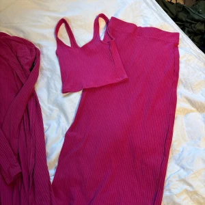 Rosa lång midi kjol med tillhörande topp och kofta - Ett 3delars sett från Nelly.com med en midi kjol, topp och lång kofta! Lapp kvar på koftan! 