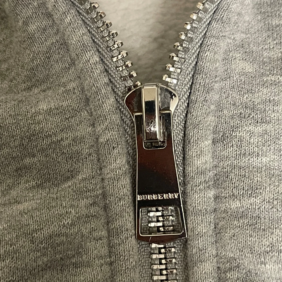 Grå Burberry hoodie med rutig huva - 4