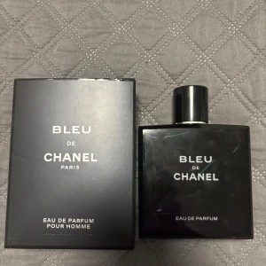 Bleu de Chanel EDP 100ml - Rimliga Prisförslag - Hej! 👋 Bleu De Chanel, Eau De Parfum, 100ml                     100ml/100ml kvar Fick dem i present men har redan den, så dessa behöver jag inte. Nypris 1800 kr – Tar emot rimliga prisförslag.  Möts på offentlig plats för trygg affär, kan även frakta! Hör av dig vid intresse