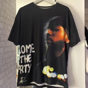 PARTYNEXTDOOR t- shirt - PARTYNEXTDOOR T-shirt med både framsida och baksida. Aldrig använd. Storlek S men lite oversized. Polyester.