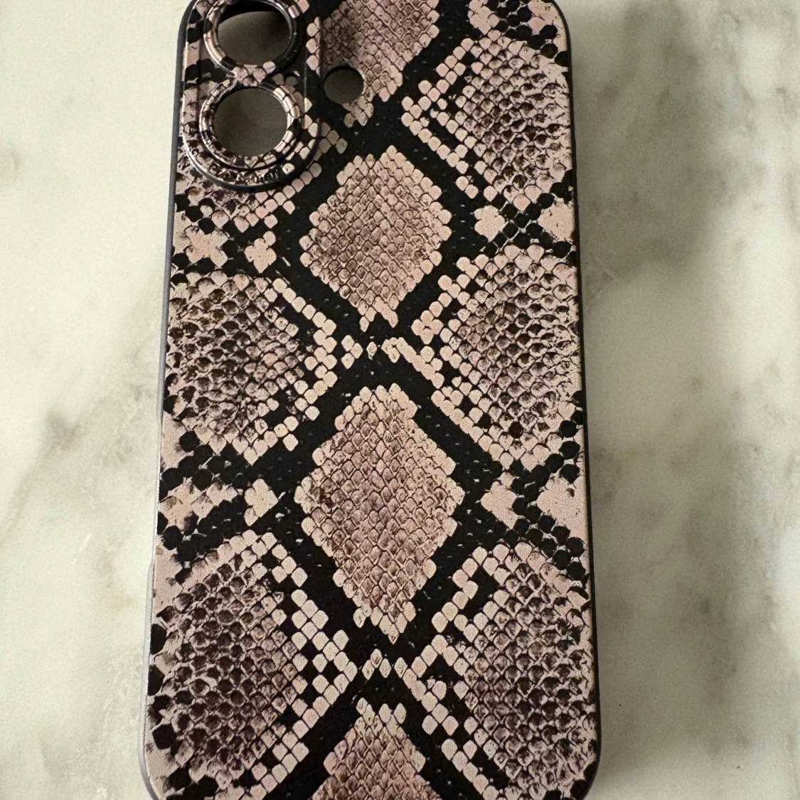 iPhone 16 skal ormmönster