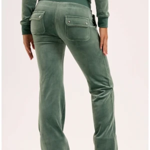 Juicy byxor - Liten fläck där ja råka sätta mig i tuggummi❤️ men den syns ej när man har på dom❤️gröna