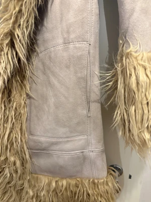 Äkta afghan coat - Trendig äkta afghan coat köpt i Afghanistan. Aldrig använt tidigare. Äkta mocka och get ”päls”/”ull”. Jackan är handgjord och skräddarsydd till min storlek, därför är jag osäker på storlek men jag har oftast storlek S/M. 