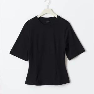 Svart topp från Gina tricot - svart topp från Gina tricot i storlek S, aldrig använd, skriv för egna bilder💘💘