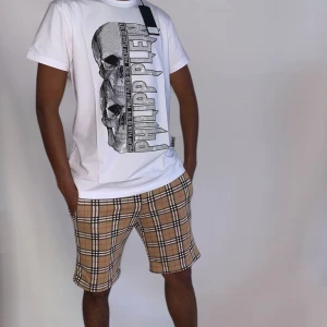 Burberry shorts Herr S - Helt nya, fin replika med grym kvalitét. Modellen är 175cm bär storlek S på bilden. Pris: 999kr. Först till kvarn som gäller. Skickas direkt inom 24h