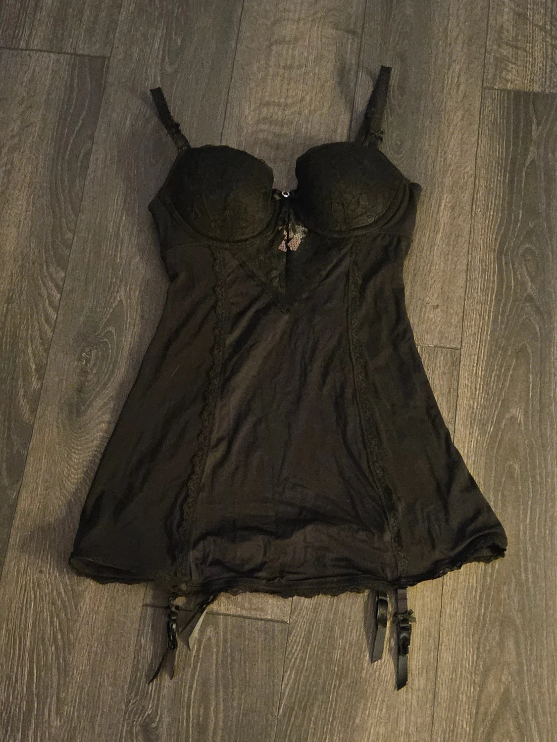 Svart spetsklänning från Hunkemöller