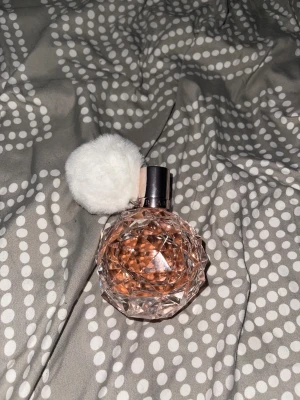 Ariana Grande Ari Parfym 100 ml helt ny - Jättenice doft från Ariana Grande, helt ny 100 ml, säljer då den ej kommer till använding och ej är min typ av doft, fått som present