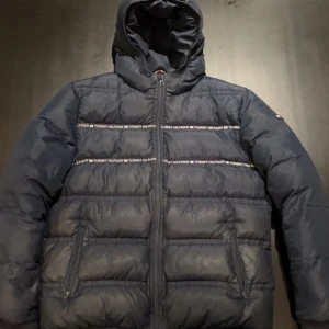 Mörkblå tjock dunjacka från Tommy hilfiger - Snygg jacka som är riktigt varm! Bra skick, lite smutsig med någon enstaka repa. Nypris gissar jag ligga på mellan 3-5 tusen, ärvd så är inte helt säker. Skriv vid fler frågor! 
