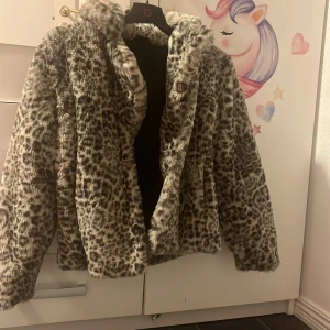 Pälsjacka  - Pälsjacka i fint skick från Gina Tricot i storlek xs. 