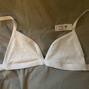 vit spets bikini överdel - vit spets bikini överdel utan bygel, passar från xs-m beroende på byst storlek