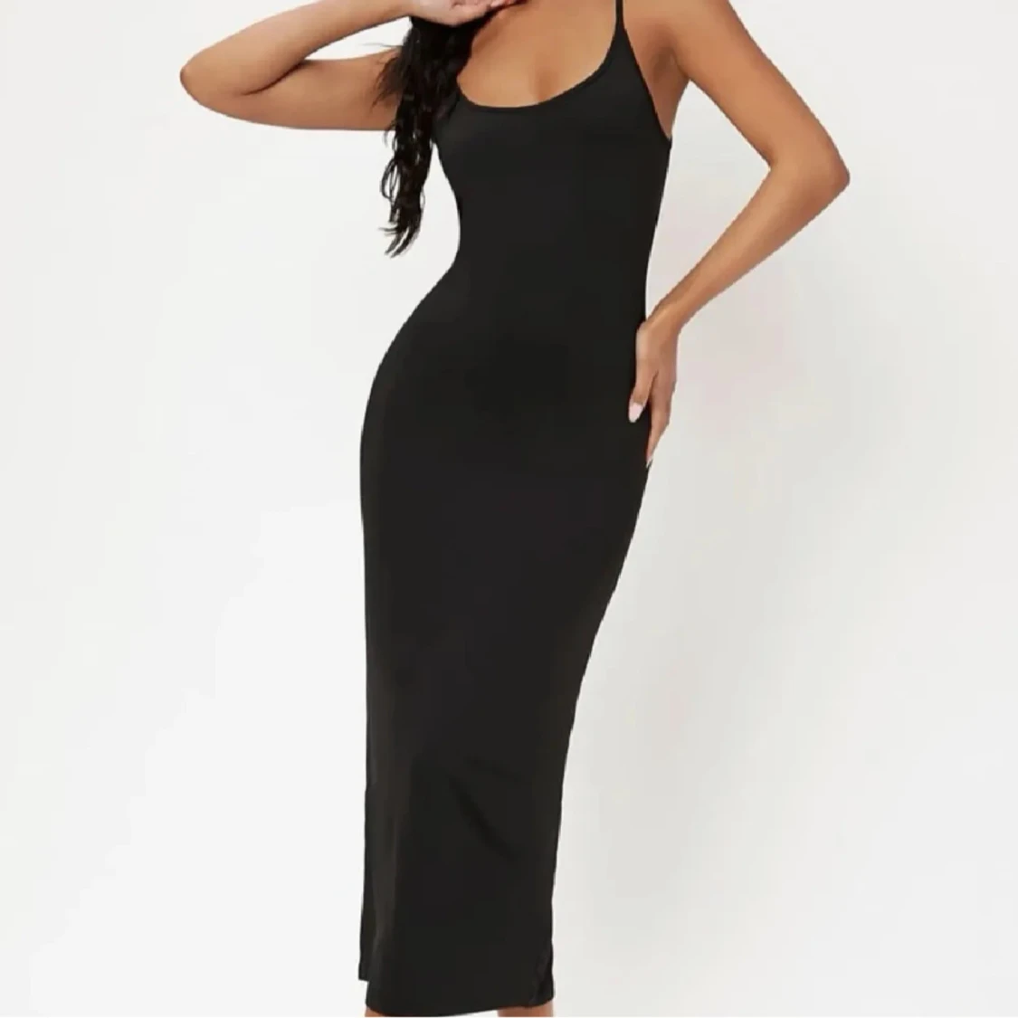 Svart långklänning med smala axelband - 2