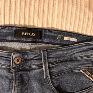 Replay jeans - Ljusblå replay jeans i mycket bra skick! De är i storlek 32 och sitter väldigt bra. Hör av er vid funderingar!✅💬