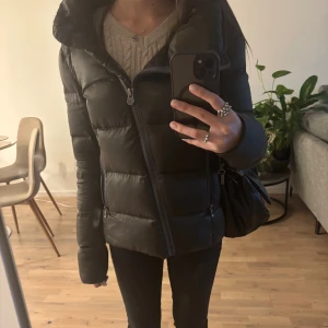 Mörkgrön pufferjacka från Colmar 💗 - As snygg mörkgrön jacka från Colmar. Storlek 42 så alltså xs-s.💗