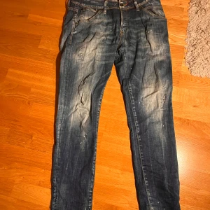 Jack & Jones Slim Glenn jeans blå - Snygga Slim Glenn jeans från Jack & Jones i mörkblå tvätt med slitningar och detaljerad faded look. Modellen har smal passform, klassiska fem fickor och orange kontrastsömmar. Perfekt för dig som gillar en modern och avslappnad stil. Står w34 men är små!!