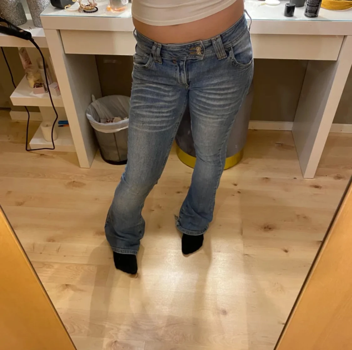 Blå bootcut jeans med låg midja