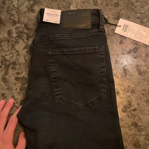 Svarta slim jeans från Jack & Jones - Snygga svarta jeans från Jack & Jones i modellen Slim/Glenn. Jeansen har klassisk femficksdesign, smal passform och är tillverkade i mjukt jeansmaterial. 