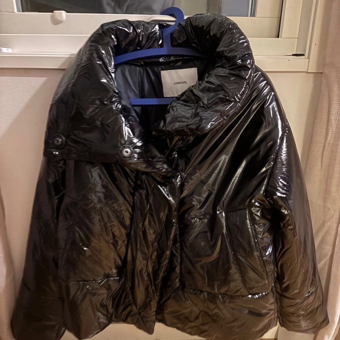 Svart oversized pufferjacka från Jannari - 1