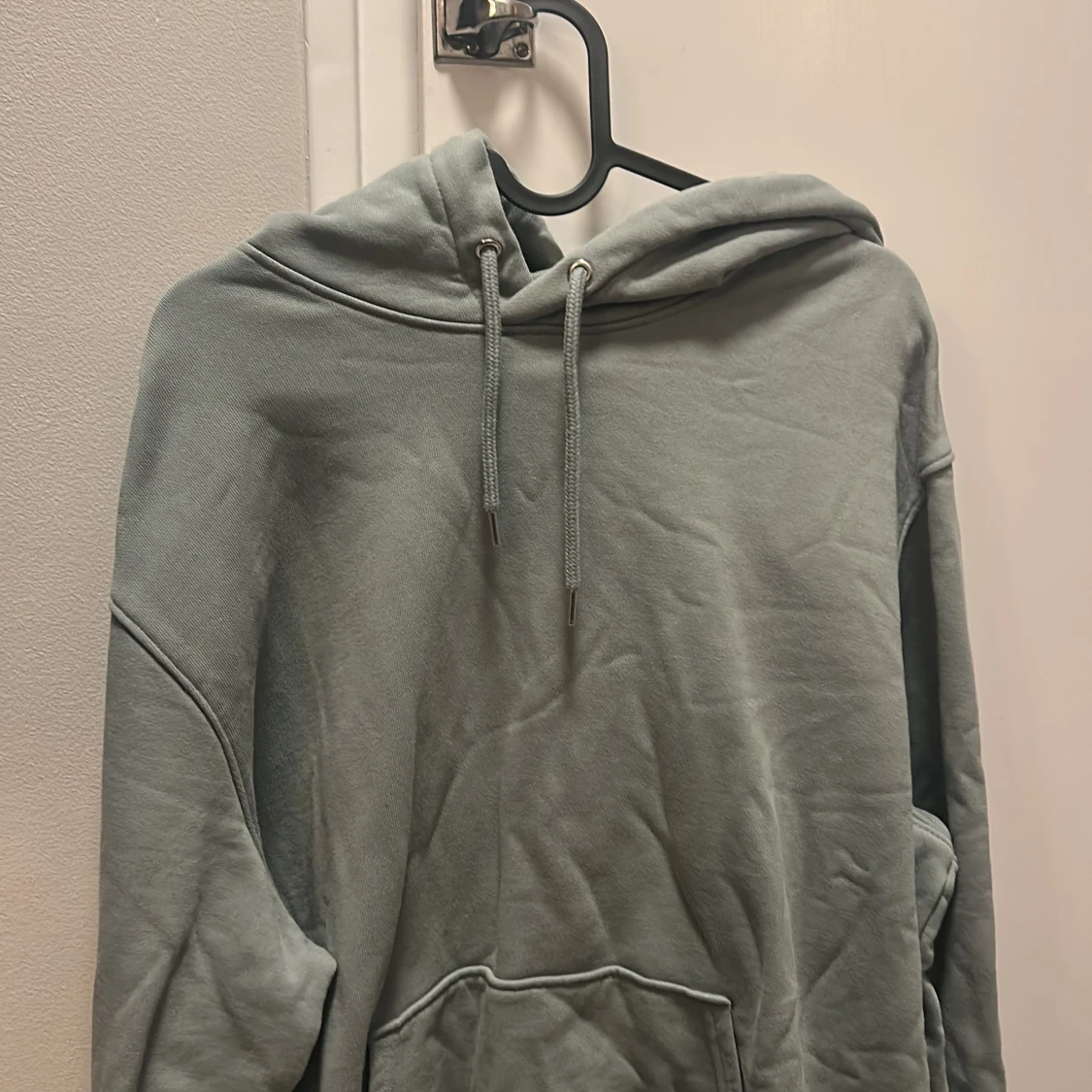 Grå hoodie med snörning