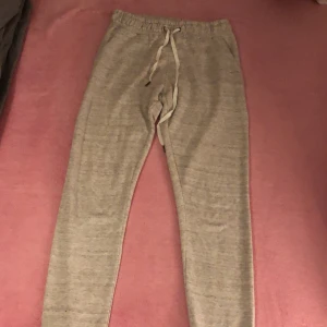 Grå mjukisbyxor/sweatpants - Snygga grå mjukisbyxor i storlek M. De passar personer som är mellan 148-158. Dom passar perfekt nu till vintern för att hålla sig varm, och för sommaren med en enkel t-shirt eller tröja.
