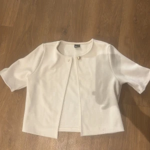 Kofta från Gina Tricot - Gullig kofta från Gina Tricot❤️.