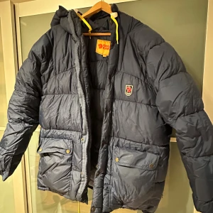 Mörkblå dunjacka från Fjällräven XS - Säljer en mörkblå dunjacka från Fjällräven i storlek XS.  Stor i storlek!!!!