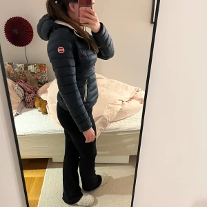 Mörkblå dunjacka från Colmar - Säljer en mörkblå dunjacka från Colmar Originals med snygg quiltad design och huva. Jackan är perfekt som höst eller vår jacka. Den  är tyvärr lite sliten men är fortfarande i ett bra skick. 