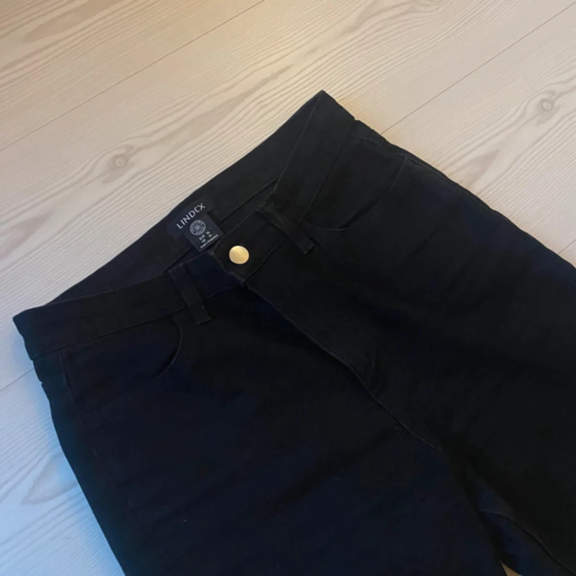 Svarta croppade  jeans från Lindex, strl 36 - 2