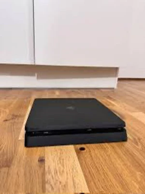 PlayStation 4, med 2 kontroller!  - En användbar Ps4, Med 2 kontroller! Ena Kontrollen är Röd och den andra är Svart.