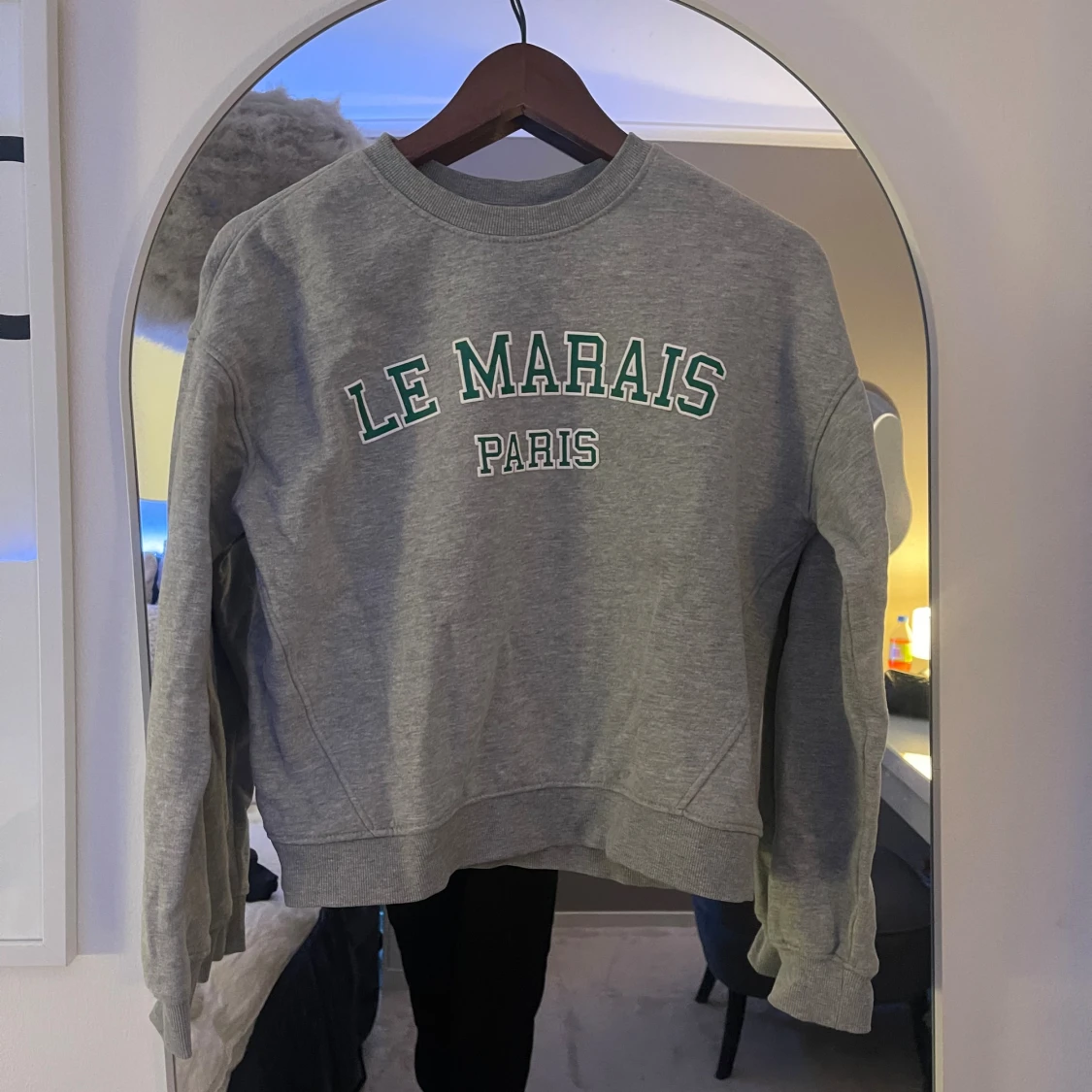 Grå sweatshirt Le Marais Paris