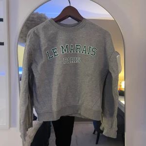Grå sweatshirt Le Marais Paris - Snygg grå sweatshirt med trycket 'LE MARAIS PARIS'  nästan aldrig använt den 