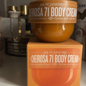Sol de Janeiro Cheirosa 71 Body Cream - Sol de Janeiro Cheirosa 71 Body Cream i en snygg orange burk. Krämen ger mjuk hud med en subtil gyllene shimmer och har en härlig doft. Perfekt för dig som vill ha glow och återfuktning. Kommer i originalförpackning.