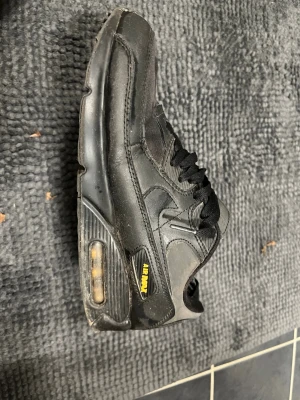 Air Max 90 - Säljer ett par air Max 90s som är i mycket bra skick, behöver inte skorna längre så behöver sälja vidare. Storlek 41. Pris kan diskuteras vid snabbaffär